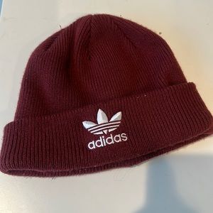 Adidas beanie hat in Burgundy unisex